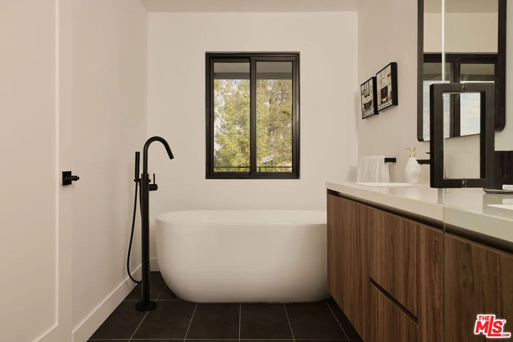 5630 Blanco Avenue, Woodland Hills, California 91367 home-pic-7